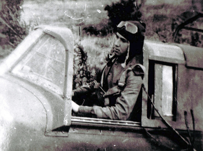 Николай Оловянников в кабине штурмовика Ил-2