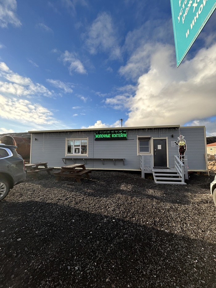 там же находится большая парковка для авто и скелет левиафан