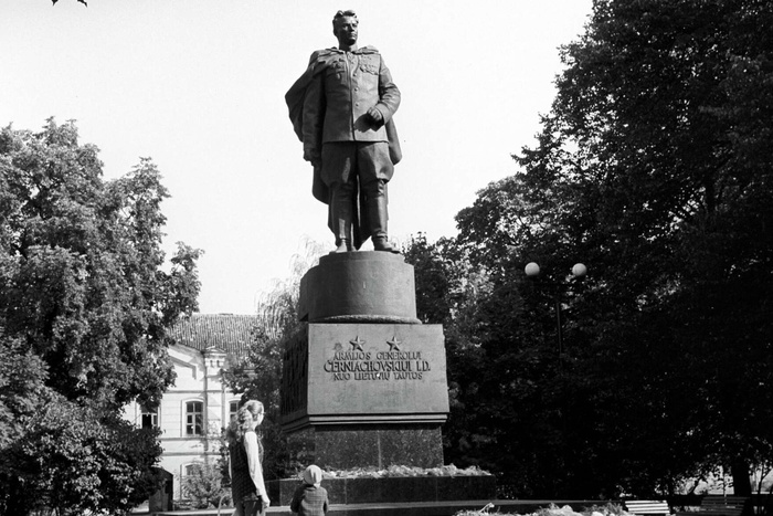 Памятник И.Д. Черняховскому в Вильнюсе в советские годы
