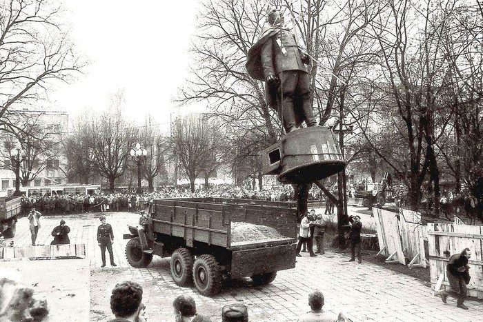 Демонтаж памятнику Ивану Черняховскому в 1991 году в Вильнюсе