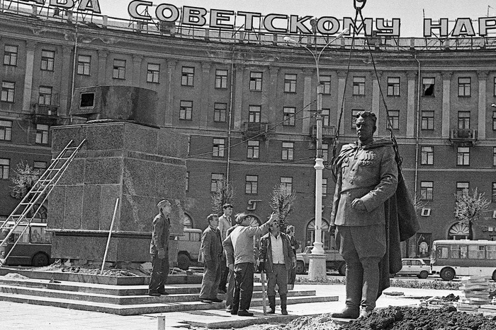 Подготовка к установке памятника в Воронеже, 1993