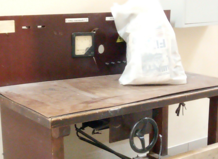 тот самый, древний стенд, на основе деревянного стола (!).