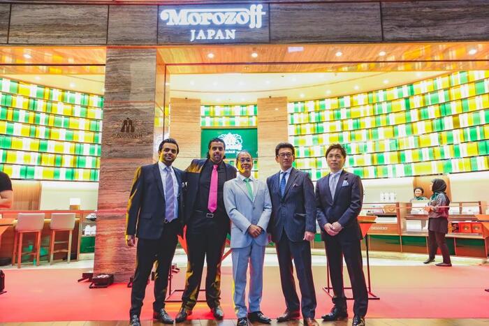 Нынешние Морозовы таковы. Взято <a href="https://pikabu.ru/story/russkiy_sled_v_shokoladnoy_industrii_yaponii_12425639?u=https%3A%2F%2Fwww.rli.uk.com%2Fmorozoff-enjoying-sweet-success%2F&t=%D0%BE%D1%82%D1%81%D1%8E%D0%B4%D0%B0&h=d6e3a5895d4bb2548c8098780f8f300725a5a23f" title="https://www.rli.uk.com/morozoff-enjoying-sweet-success/" target="_blank" rel="nofollow noopener">отсюда</a>