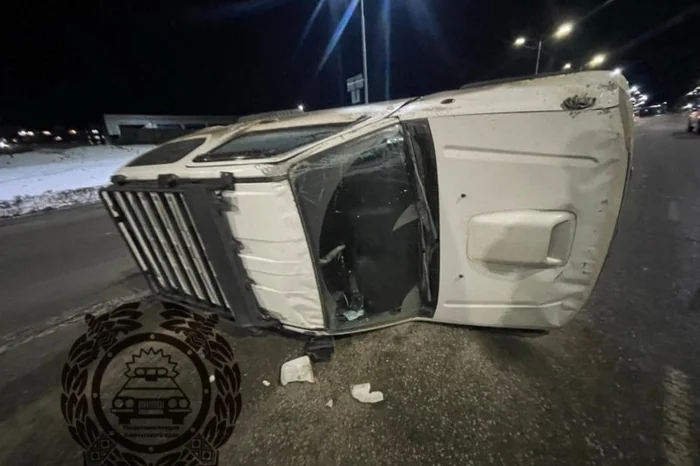 The car overturned after colliding with another - Violation of traffic rules, Crash, Road accident, Incident, Mitsubishi Pajero, Suzuki jimny, Petropavlovsk-Kamchatsky, Overturned, Longpost, Negative