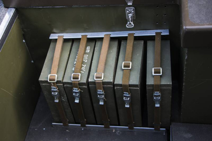 Под пассажирским сидением — два отсека для патронов.