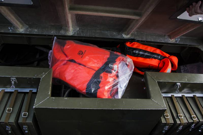 Плюс рундук для всяких полезностей. Аптечки, спасательные жилеты и все прочее.