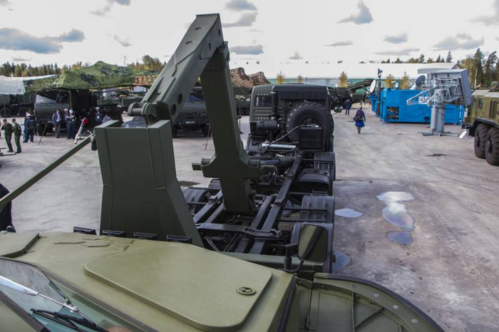 Гидролапа грузит катер на платформу очень быстро.Отсек для пассажиров весьма просторен и довольно удобен. Для десанта — тем более.