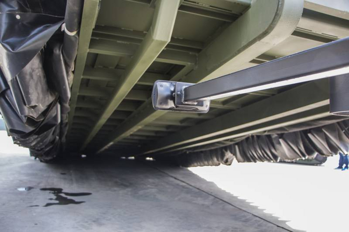 Вид снизу.Два слова еще о создателях машины-транспортера.