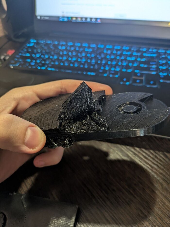 Деталь после того как создал новый файл в G коде а так же сбросил принтер на заводские. Нижнюю половину детали он напечатал нормально (поддержки на детали если что только внизу слева под деталью и все). А верхняя половина детали опять какая то труха