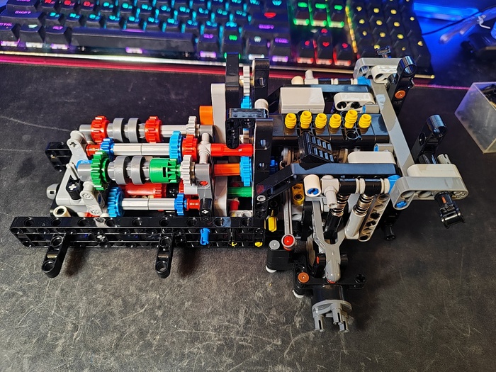 Коробка с новыми деталями как и у нового макларена - все уникальные детали имеются.
