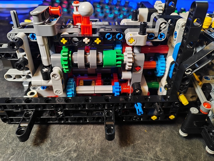 Коробка почти как в деффендере, но более компактная как по мне.