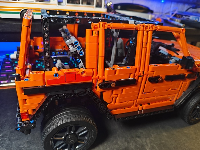 с наклейками не совсем в цвет попали, что впринципе и у лего бывает