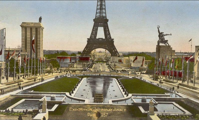 Панорама Всемирной выставки в Париже 1937 года. Советский павильон справа