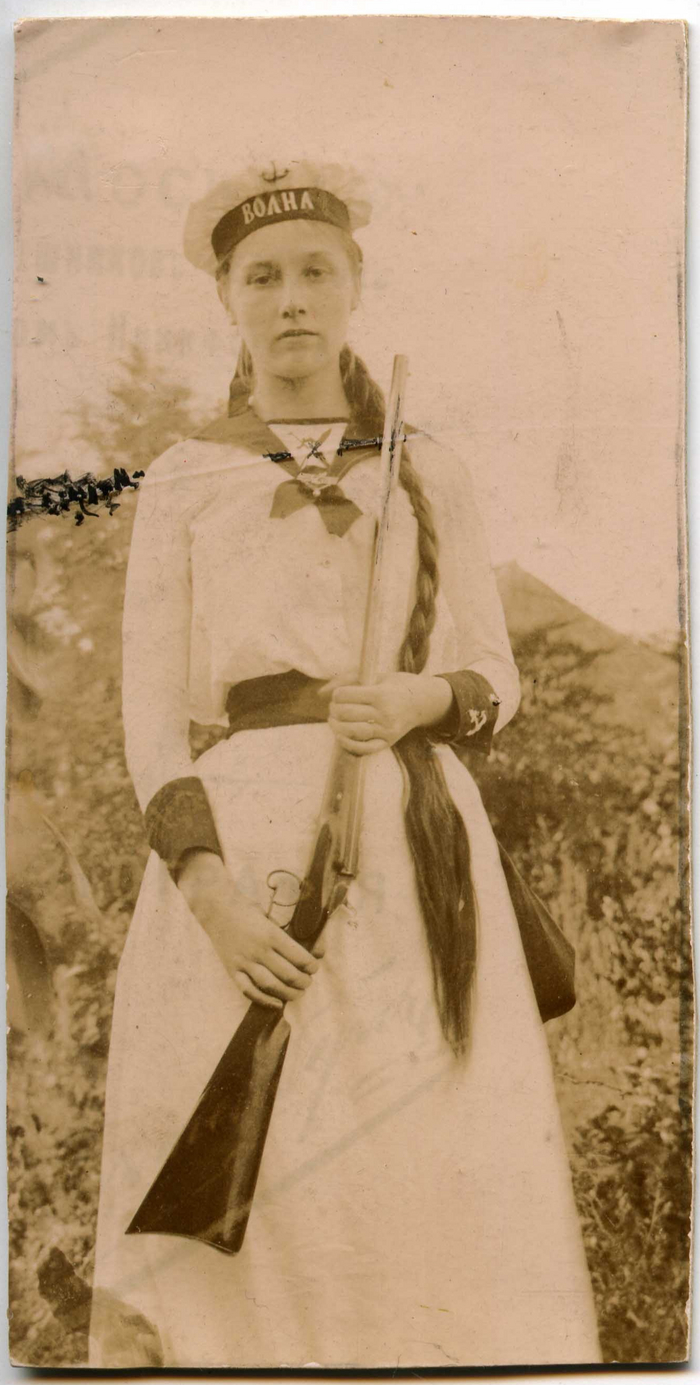 Портрет девушки с ружьём, начало ХХ века