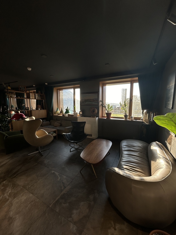 лобби отеля; в отзывах к нему часто пишут, что вид из окон "не очень", это так, но для меня это было не принципиально