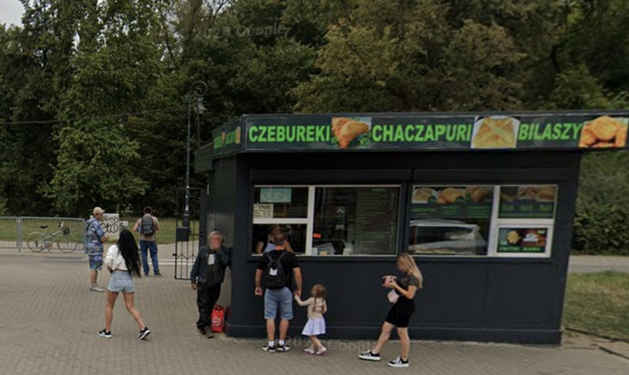 От тут он и сидит. А там за ларьком как раз зоопарк варшавский.