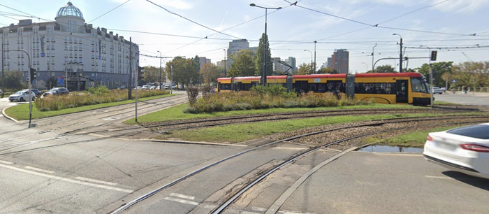 Трамвай на фоне трав и кустарников (трамваю по пояс будет). Буш варшавский )))