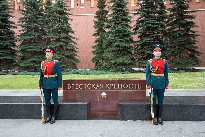 Мемориал «Брестская крепость», один из тринадцати мемориалов городов-героев в Александровском саду в Москве