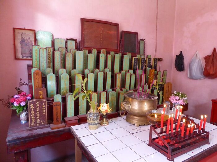 Семейный алтарь в Китае. Семья могла включать сотни, возможно даже тысячи человек, между которыми существовала строгая патриархальная вертикаль власти.