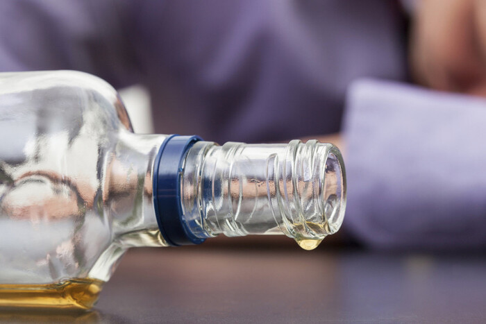 Мужчина взял ипотеку, а через три месяца умер от отравления алкоголем. Жена два года судилась, чтобы страховая погасила долг