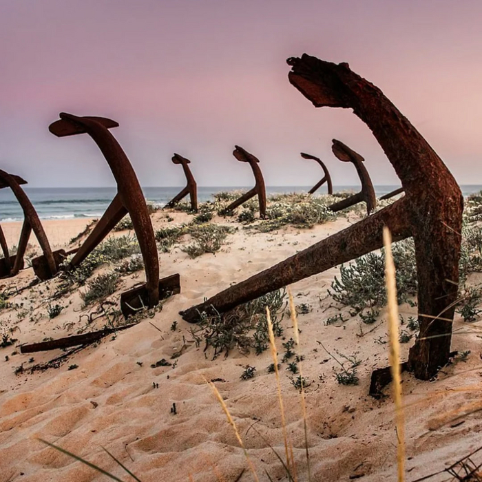 Кладбище якорей — это место на пляже Прайя-ду-Барриль на юге Португалии, недалеко от города Тавира