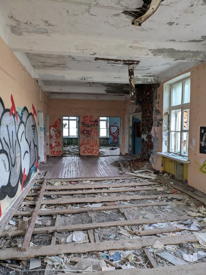 заброшена с 2006 года, сейчас новая школа находится в стороне Лодейного