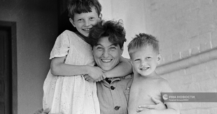 Паша Ангелина с детьми