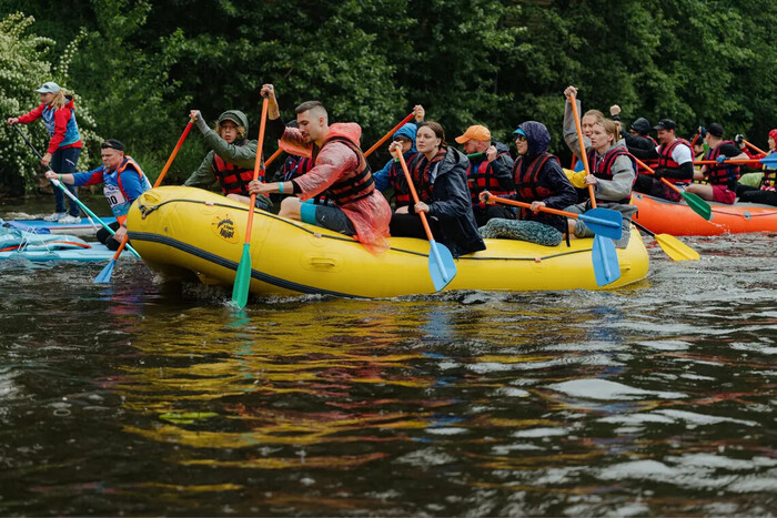 Ребята участвуют в марафоне на рафте