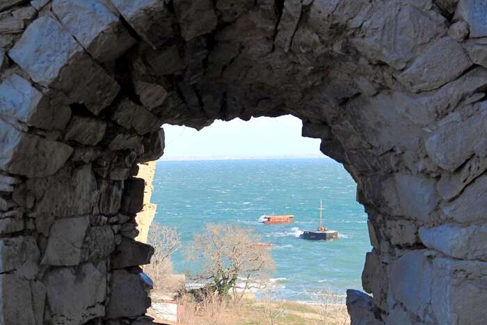 Вид через бойницу стены Генуэзской крепости в Феодосии