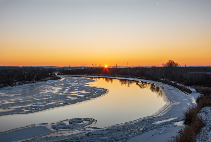 Солнце зашло над рекой