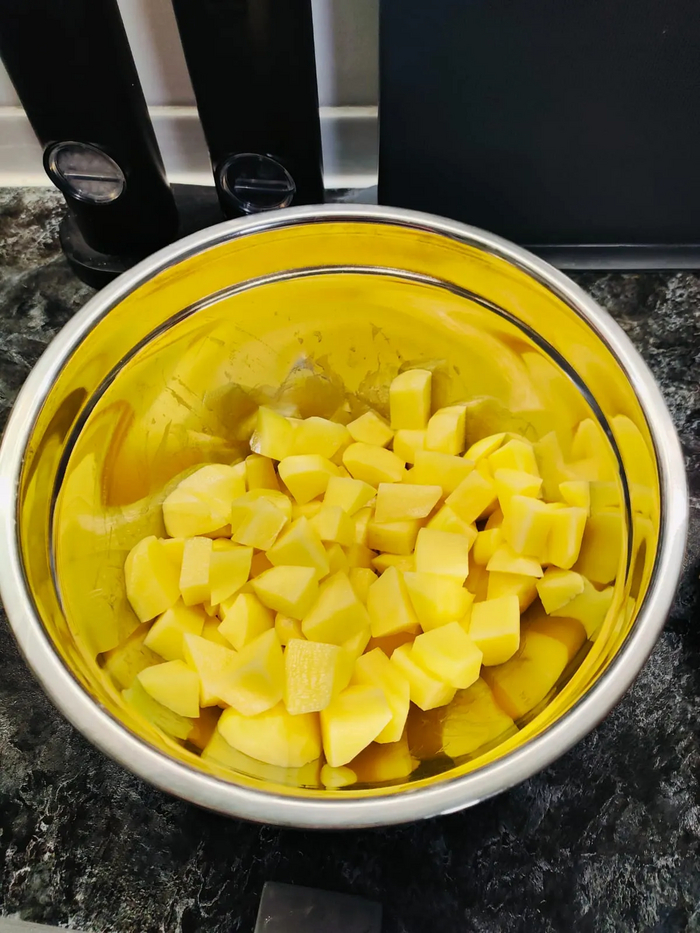 Картошку чищу и режу средним кубиком.