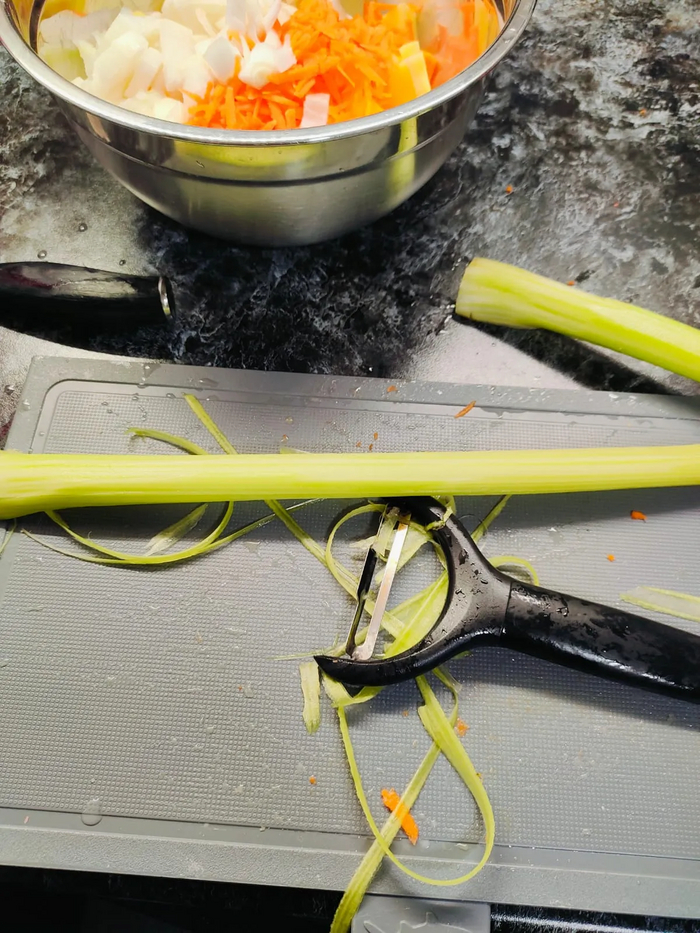 Сельдерей чищу картофелечисткой от жестких волокон