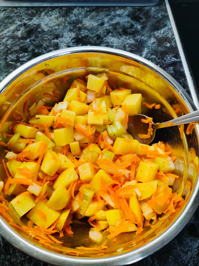 Добавляю растительного масла и перемешиваю