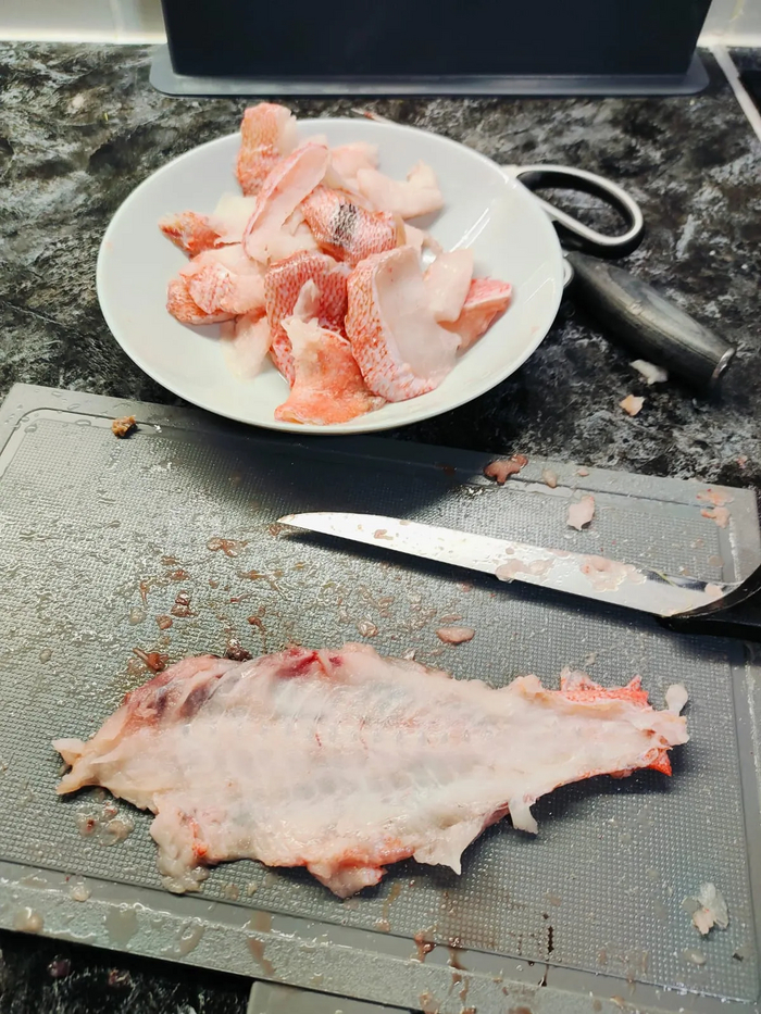 Отделяю рыбный филей от костей. Косточки пойдут в морозилку на рыбный бульон.