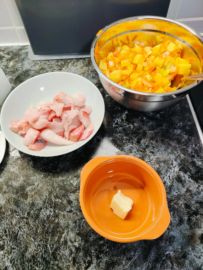 Филе нарезаю небольшими кусочками, солю и перчу. Начинаю собирать горшочки. На дно кладу кусок сливочного масла.