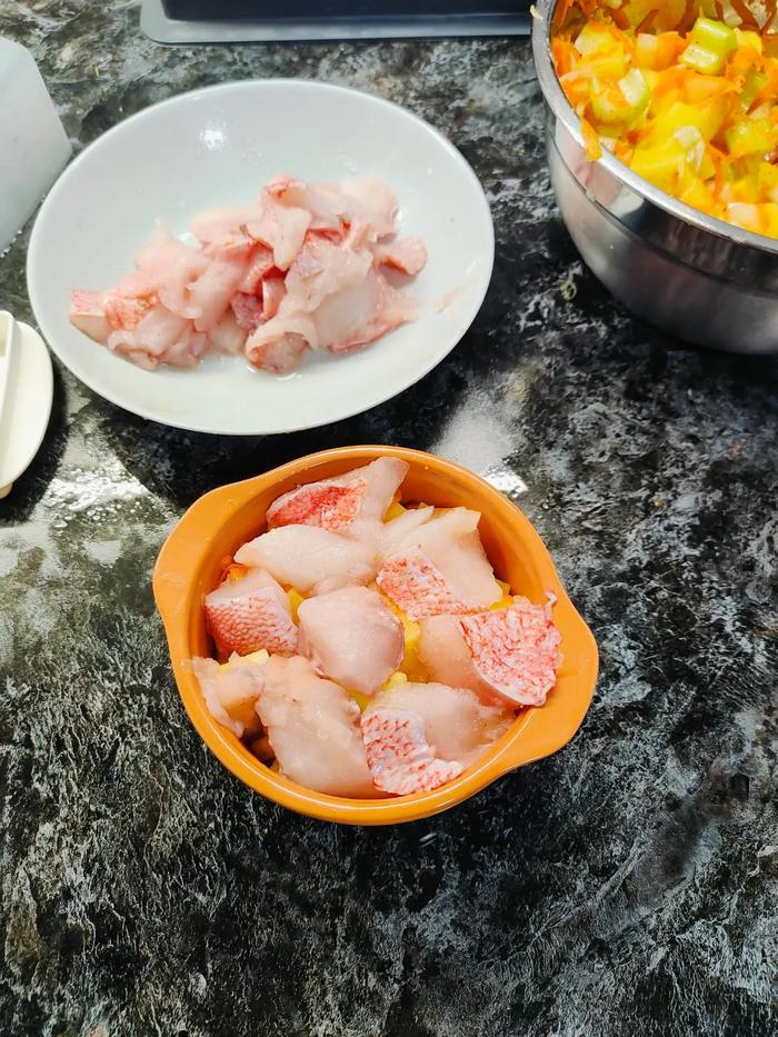 Накладываю овощи и поверх рыбу.