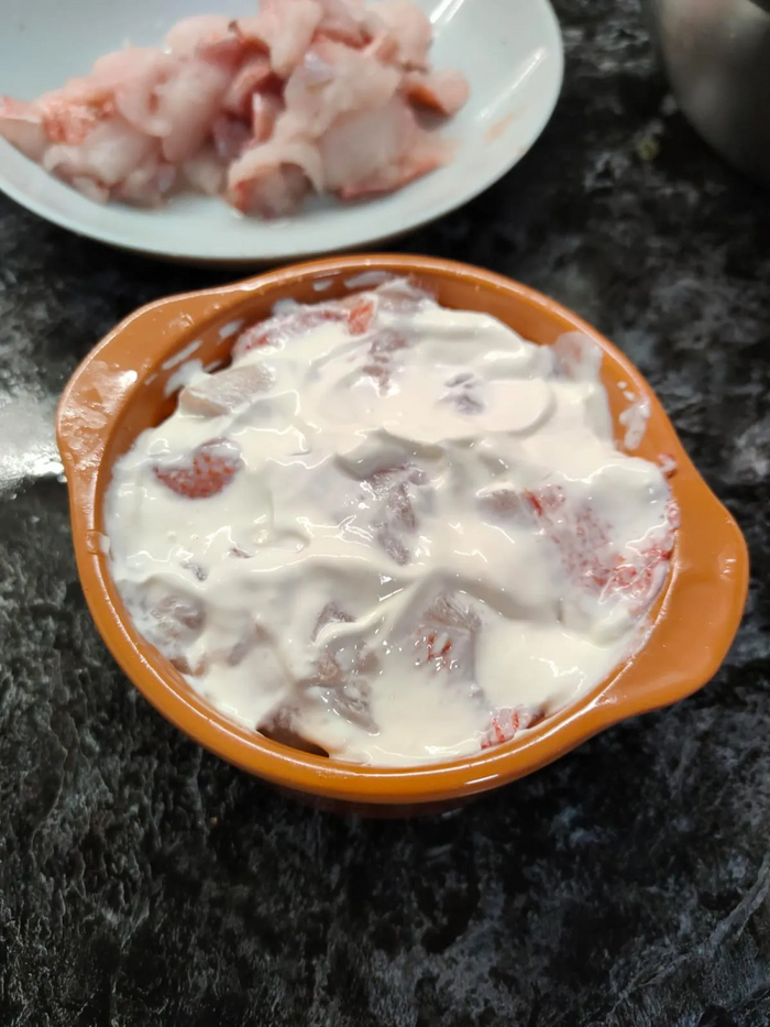 Смазываю сметаной. И так 4 раза. По количеству горшочков. 