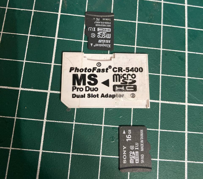     micro SD  16    Memory Stick  32 .  .