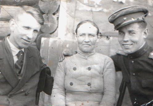 Командир взвода 355-го запасного стрелкового полка Пичугин Иван Игнатьевич в отпуске у матери