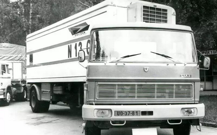 Тягач LIAZ 110 с полуприцепом.