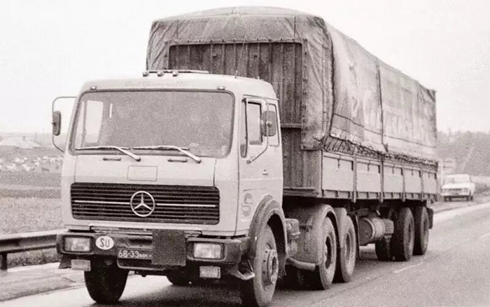 Трехосный Mercedes-Benz 2232S.
