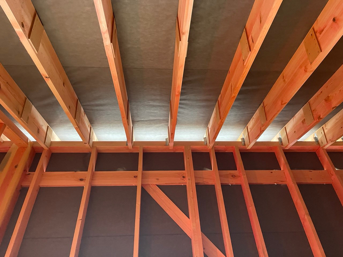 видите щель между стеной и крышей? И я вижу. А её не должно быть.