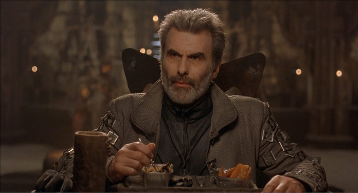 Хродгар собственной персоной. Да-да, ест он из одноразовой фольгированной посуды из армейского сухпайка.