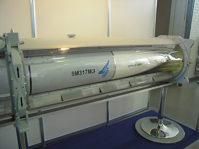 Боевая часть - осколочно-фугасная весом 62кг, оснащена контактным и неконтактным взрывателями. Ракета может храниться в ТПК без регламентных работ до 15 лет.