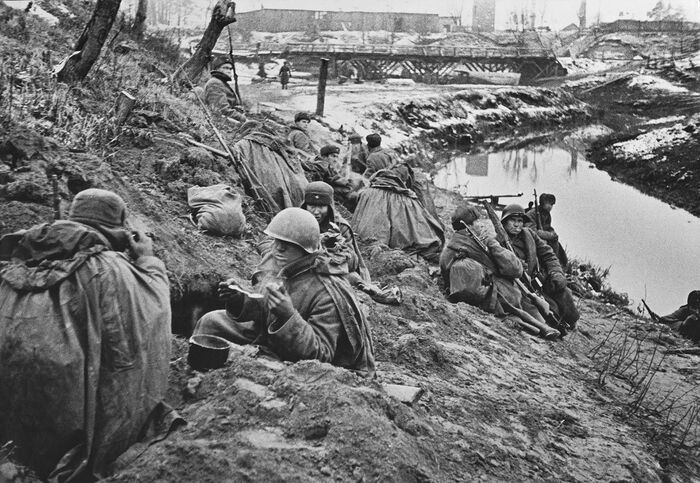 Бойцы 115-й стрелковой дивизии обедают на берегу Дубровки. Фото 0 Всеволод Игнатович, октябрь 1941