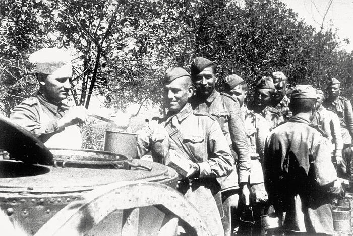 Повар походно-полевой кухни старшина Павел Куканов (1-й батальон 1120-й полк 333-й дивизии 37-й армии) за раздачей пищи красноармейцам. Фото — Ольга Ландер, Украина, 1943