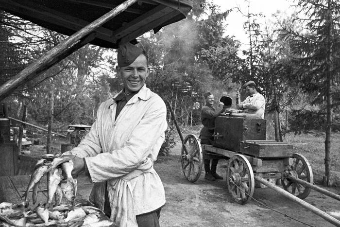 Приготовление обеда полевой кухне. Северо-Западный фронт. Фото - Петр Бернштейн, июнь 1942