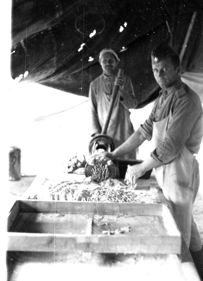Повара полевой кухни РККА за приготовлением фарша. 1944-1945 гг.