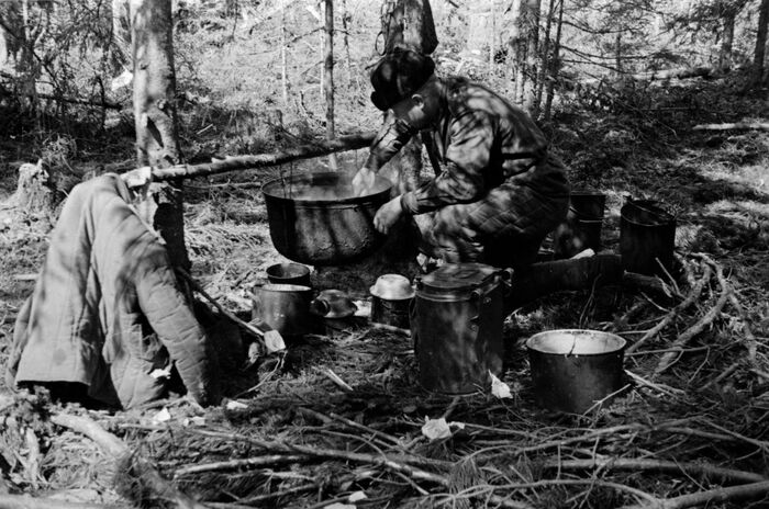 Повар гвардии красноармеец Назаров готовит пищу для минометчиков