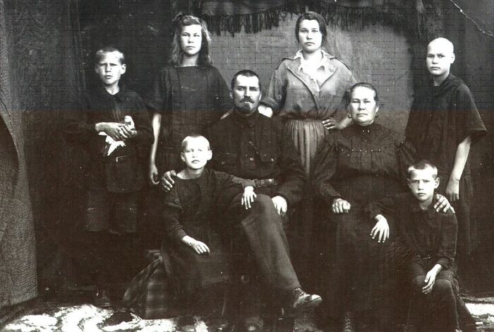 Семья крестьян Аникиных в 1926 году в поселке Мишкино Челябинского округа Уральской области. Перед раскулачиванием